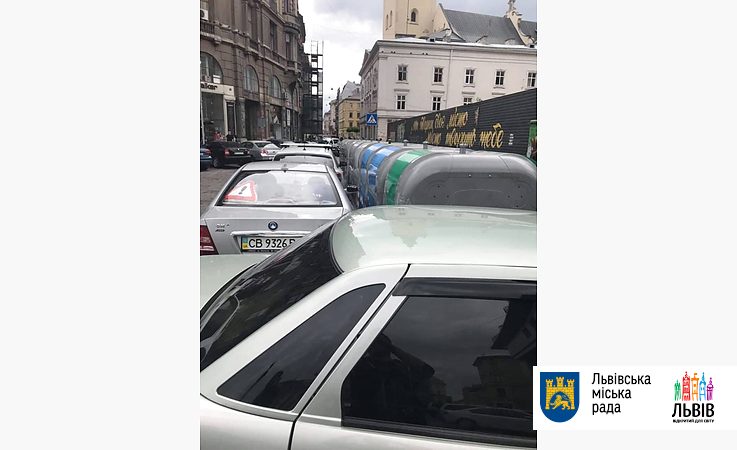 У Львові евакуюватимуть авто, що паркуються біля сміттєвих контейнерів