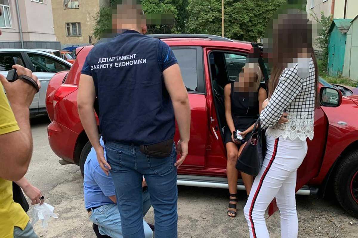 Посадовицю Львівської міськради впіймали на хабарі (фото)