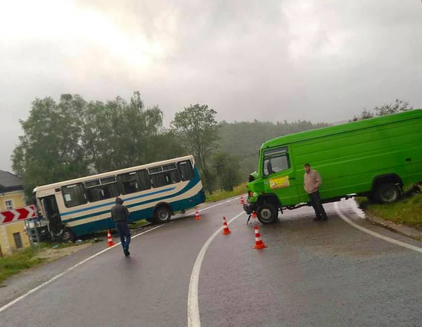 Під Львовом сталося лобове зіткнення автобусів, є постраждалі (фото)