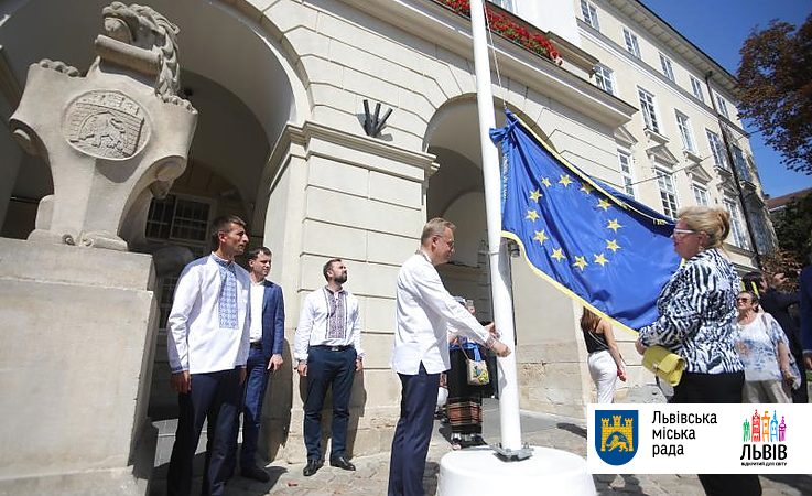 Львову торжественно вручили Почетный флаг Приза Европы