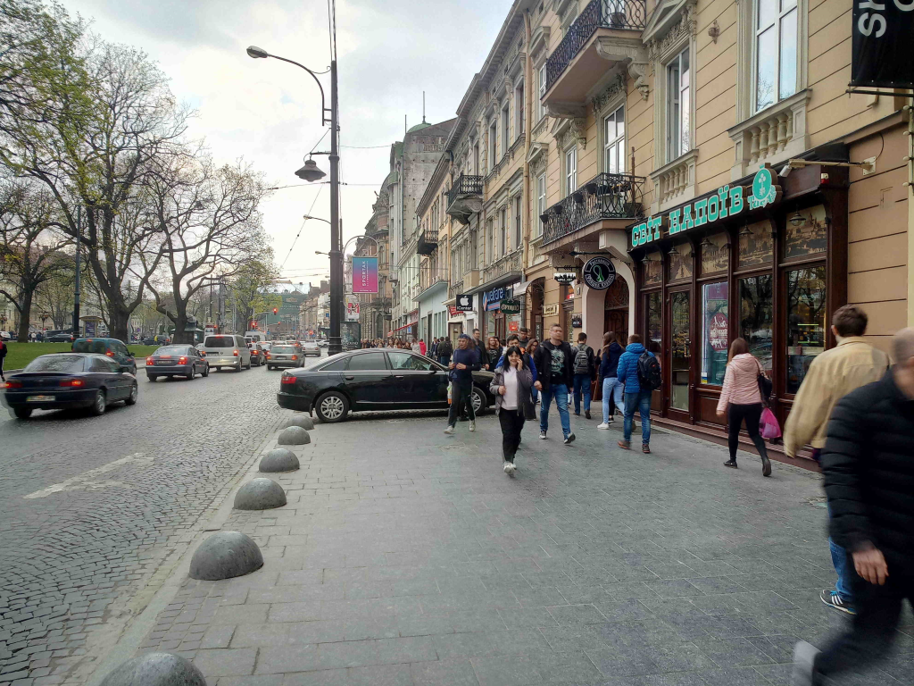 Во Львове просят вернуть тротуар на проспект Свободы