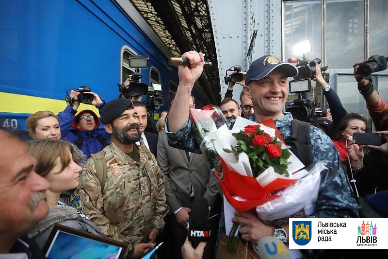 У Львові зустрічають полоненого моряка, якого повернула Росія (фото)