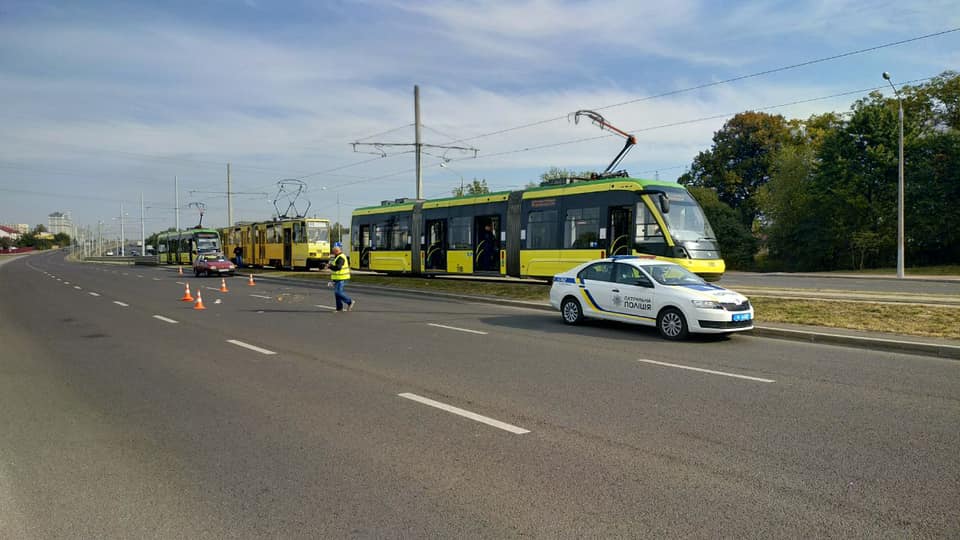 На проспекті Червоної Калини трамвай збив пішохода