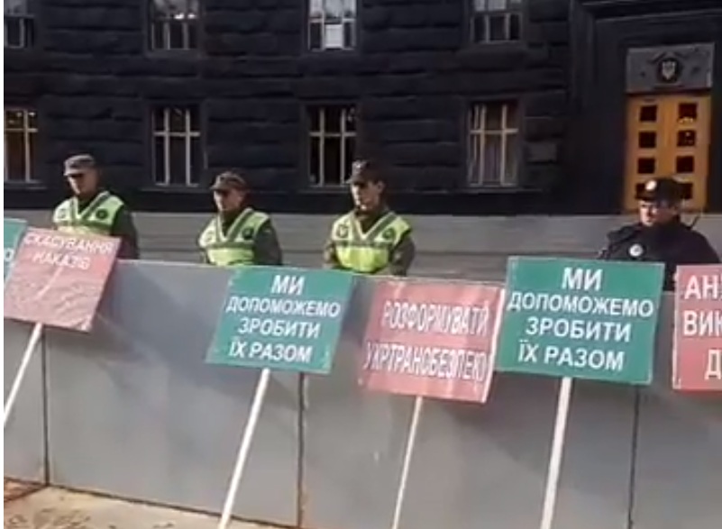 Львовские дальнобойщики протестуют под стенами Кабмина