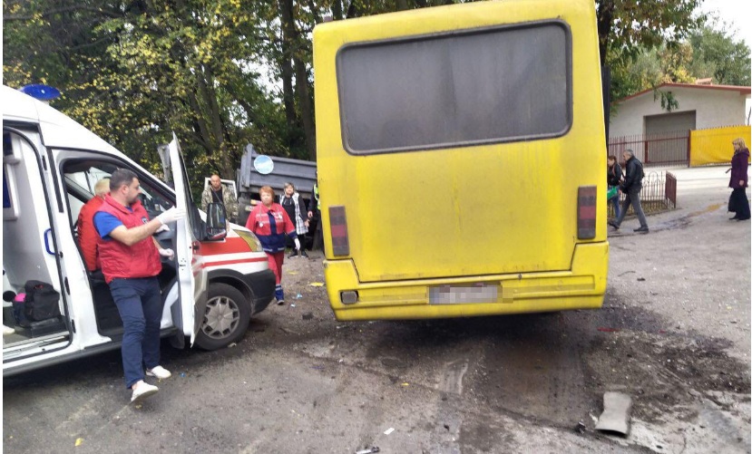 Під Львовом маршрутка зіткнулася з вантажівкою, є постраждалі