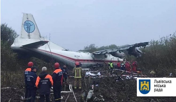 Двох постраждалих внаслідок падіння літака госпіталізували у 8-му лікарню