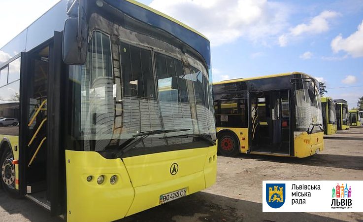 На вулиці Львова виводять автобуси ЛАЗ