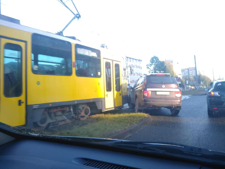 В Франковском районе трамвай попал в ДТП