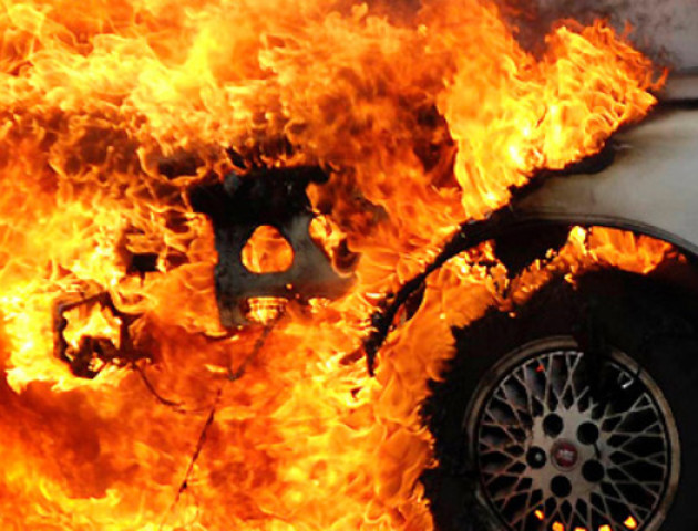 На Львівщині директору КП спалили автомобіль