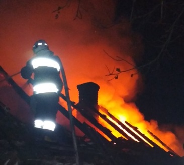В Мостисском районе горел жилой дом