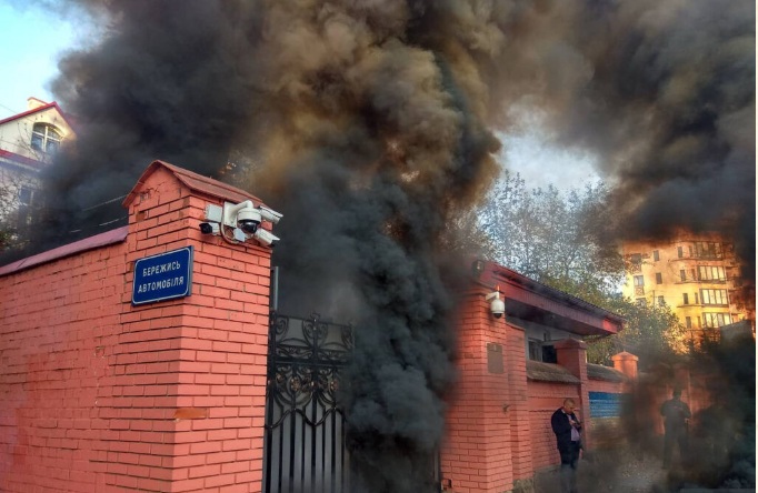 Во Львове активисты подожгли фаеры под российским консульством