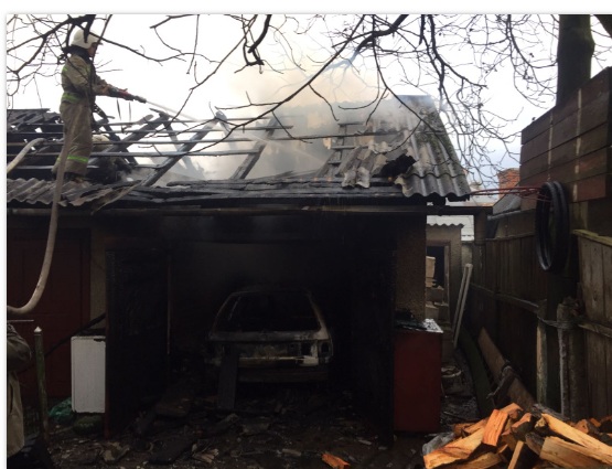 В Радехове сгорел гараж вместе с автомобилем