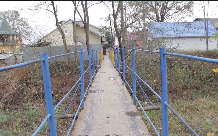У Бориславі діти просять відновити аварійний мост