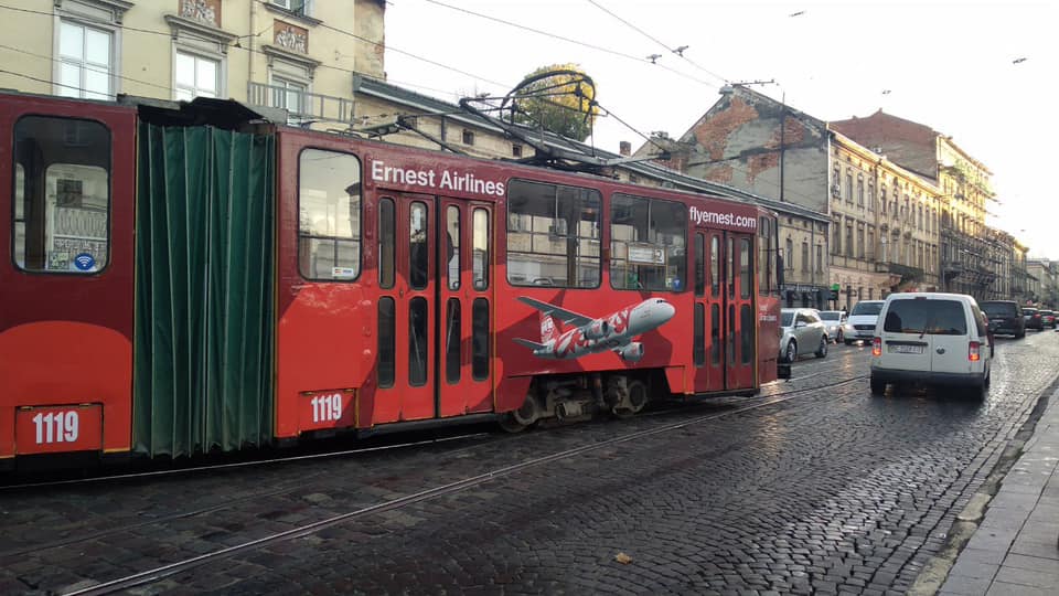 У центрі Львова трамвай зійшов з колії