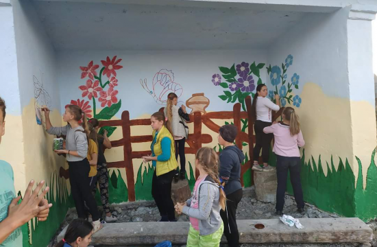 В Сколевском районе школьники восстановили остановку