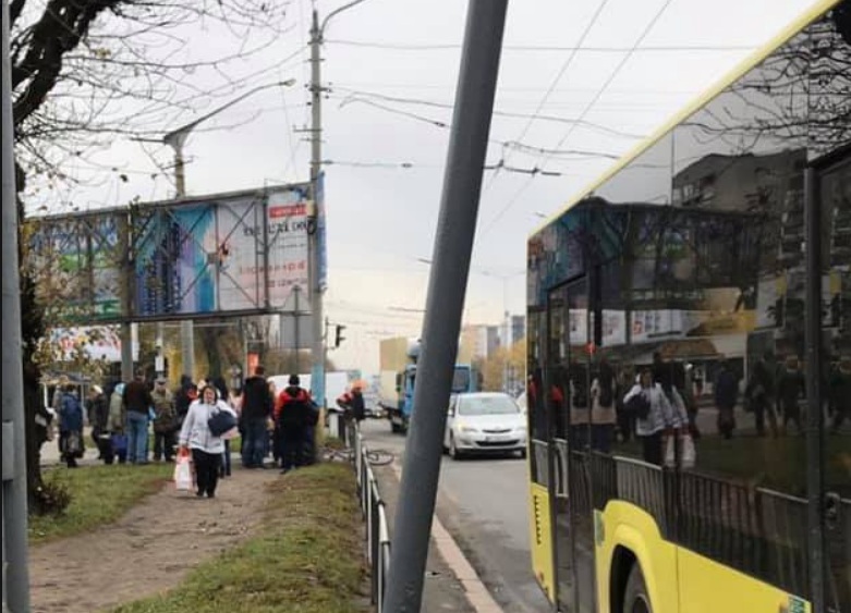 Во Львове автобус сбил человека