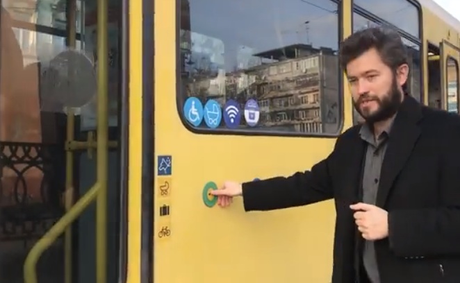 В двух львовских трамваях пассажиры смогут сами открывать двери