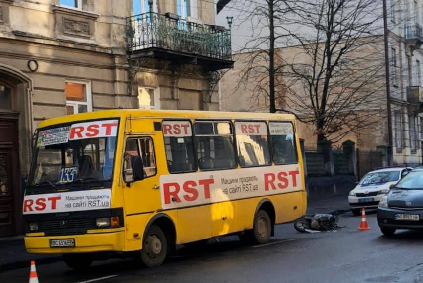 Во Львове скутерист врезался в автобус