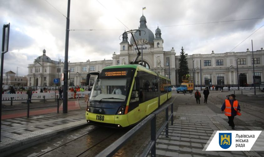 На площади Дворцовой тестово проехал трамвай
