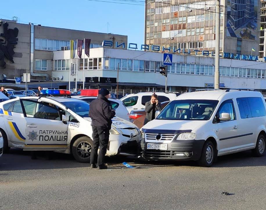 У Львові копи потрапили у аварію 