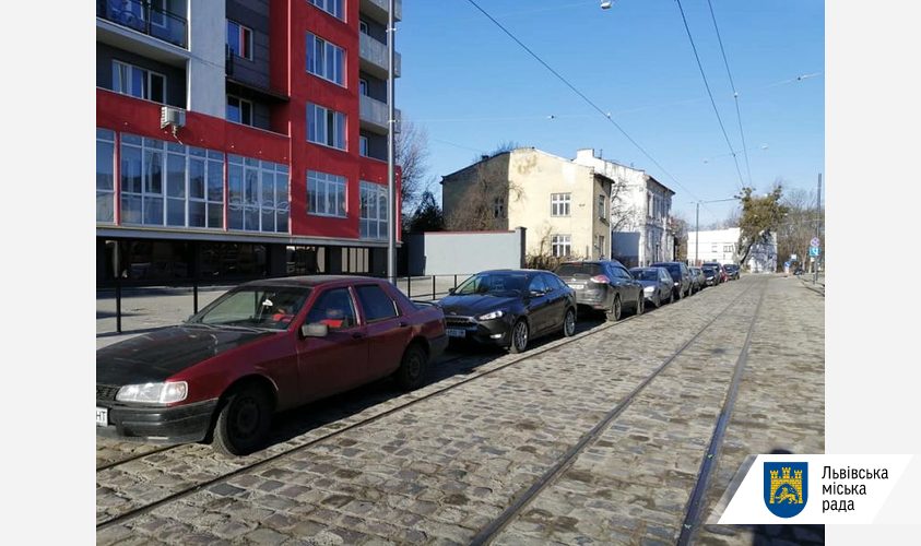 Львів'ян закликають прибрати машини із Замарстинівської