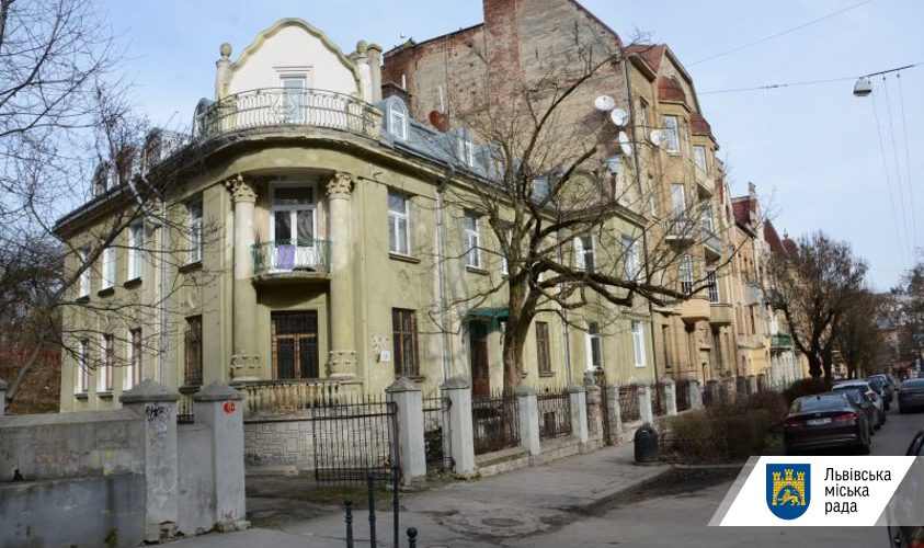 У Львові триває формування крони 140-літньої магнолії за новою методикою