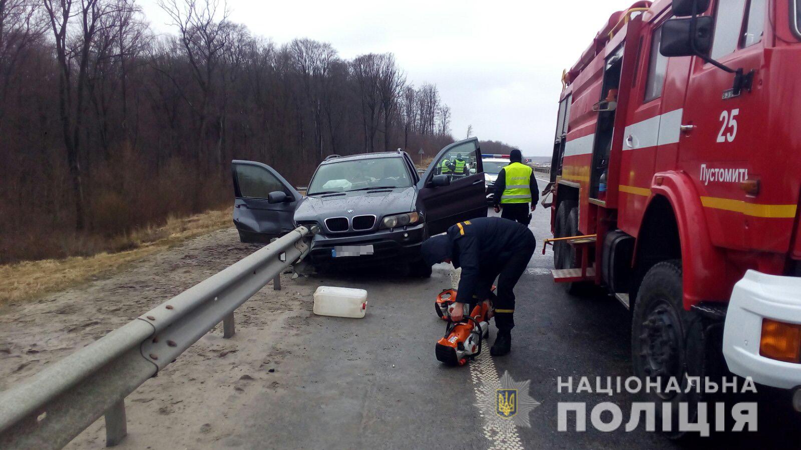 На Львівщині автівка вилетіла з дороги: є жертви