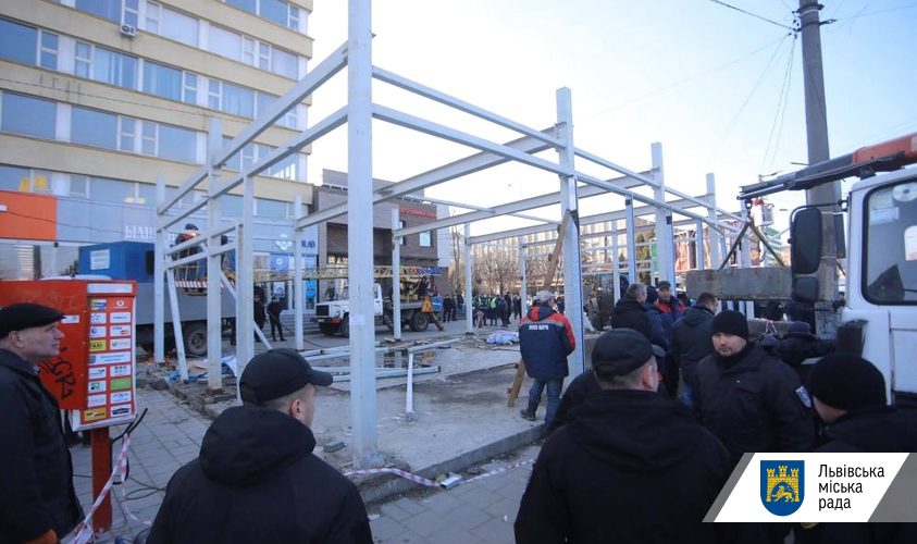 У Львові демонтували незаконно встановлену тимчасову споруду на пр. Чорновола, 57
