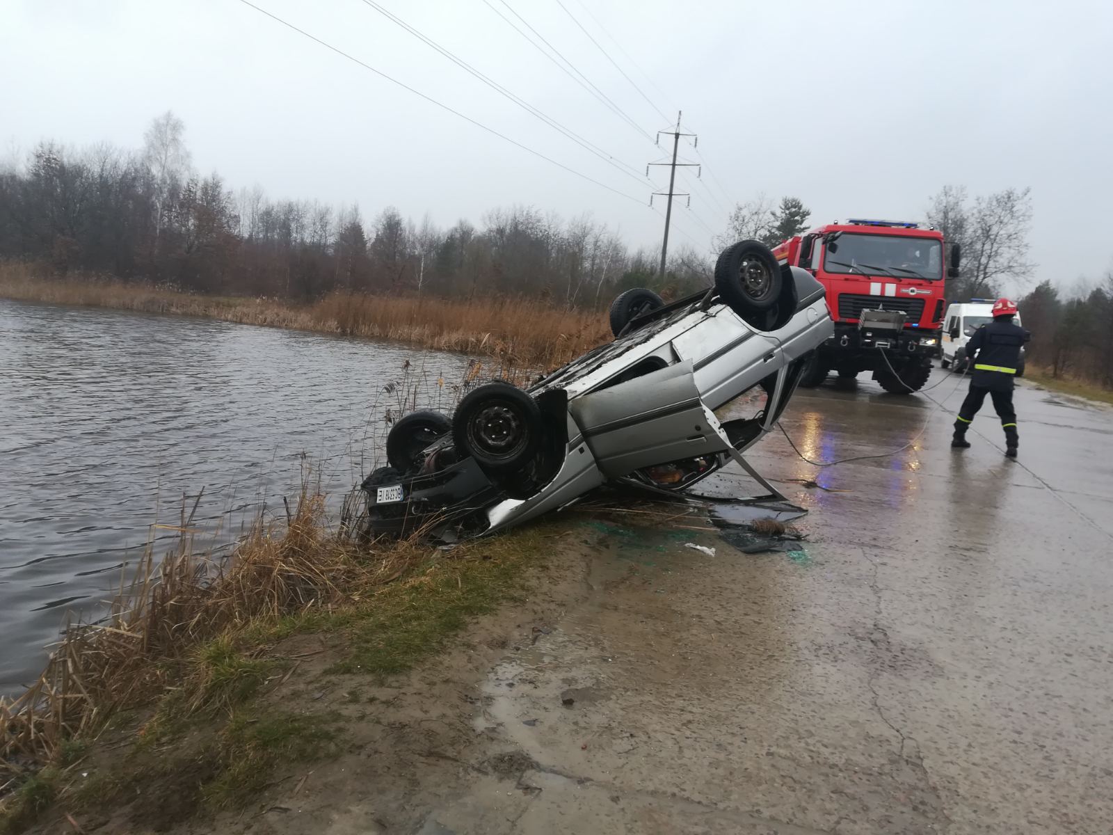 Рятувальники Львівщини витягнули автомобіль з озера