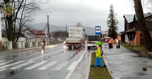 На Львівщині встановлюють манекени пішоходів