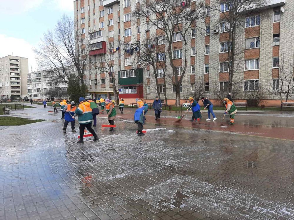 У Львові миють вулиці, тротуари, зупинки транспорту