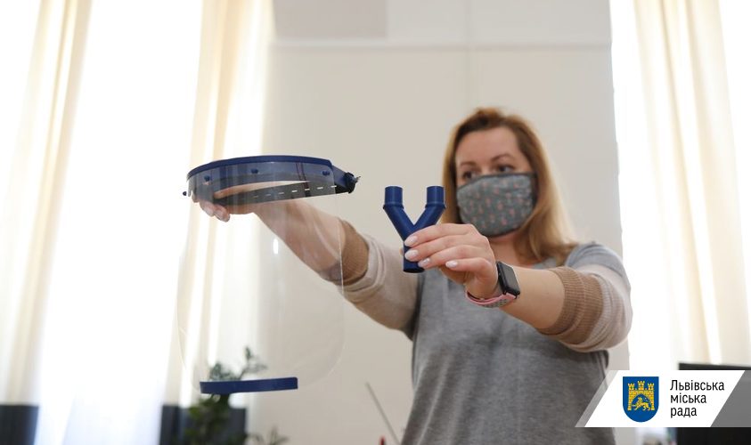 «Львівська політехніка» почала виготовляти на 3D-принтері захисні маски для лікарів