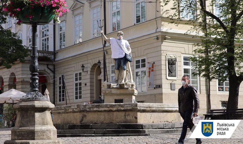 Статуї у центрі Львова одягнули у вишиванки та вишивані маски