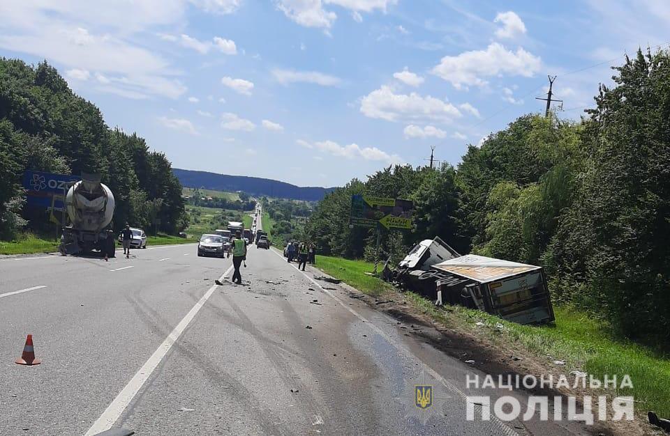 Водій мікроавтобуса загинув внаслідок автозіткнення поблизу Львова – поліцейські затримали винуватця ДТП