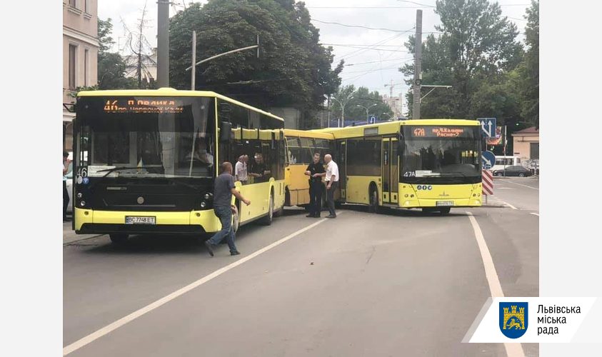 У Львові трапилась ДТП за участі 2 міських та 1 приміського автобусів