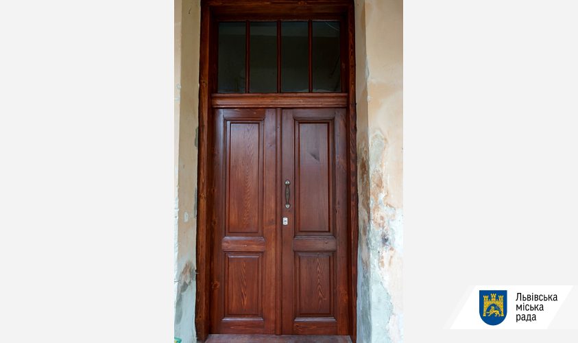 У будинку на вул. Коцюбинського, 23 відновлено історичні двері