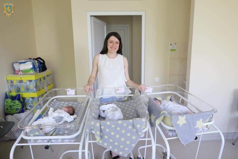 Передчасно народжену трійню виписали із Львівського перинатального центру додому