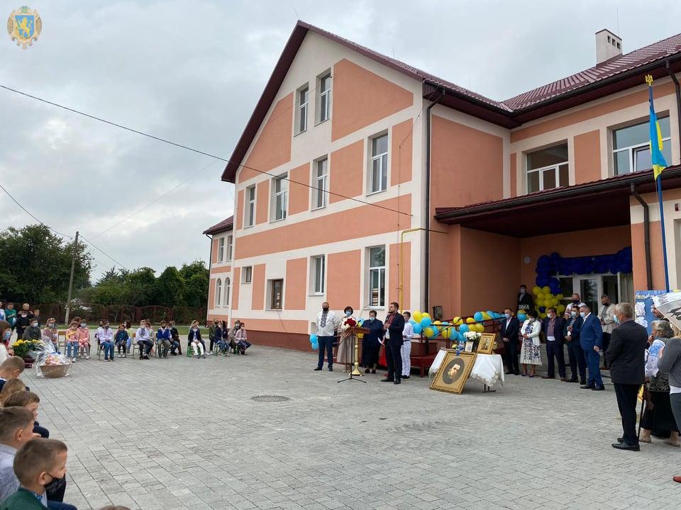 На Пустомитівщині відкрили добудовану школу