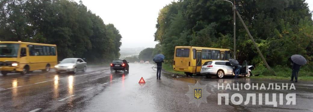Неподалік Львова зіткнулись легковик та маршрутний автобус – травмовано двоє людей 