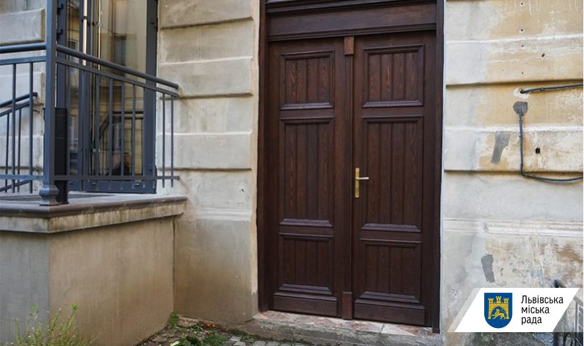 У Львові відновили історичні двері будинку на вулиці Лисенка