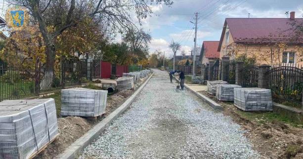 Дорогу на Самбірщині, що веде до школи, завершать ремонтувати до двох тижнів
