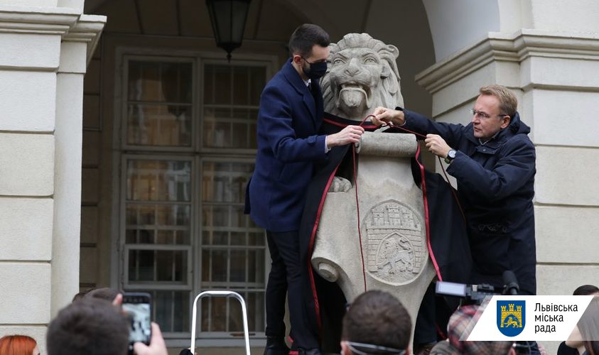 У Львові відзначали День студента: левів біля Ратуші одягли у мантії