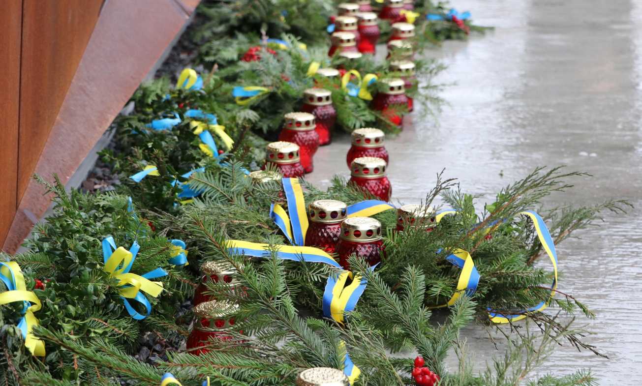 Меморіал Героїв Небесної Сотні прикрасили різдвяними віночками