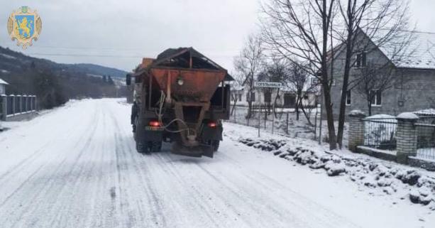 Для очищення доріг області від снігу використали понад 130 тонн піщано-соляної суміші