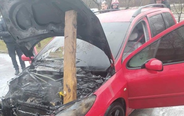 У Львові рятувальники ліквідували пожежу автомобіля