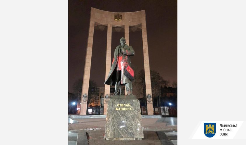 Пам’ятник Степану Бандері облили невідомою рідиною