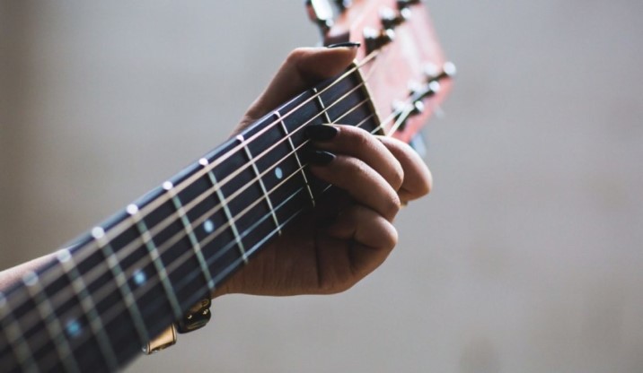 Выбор гитары для новичка: советы от экспертов ColorSound