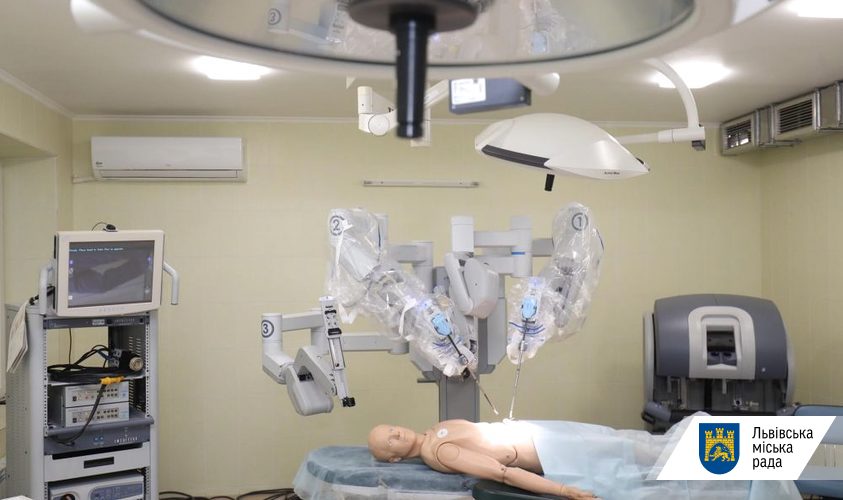 У Львові вперше в Україні прооперували дитину з допомогою робота-хірурга daVinci