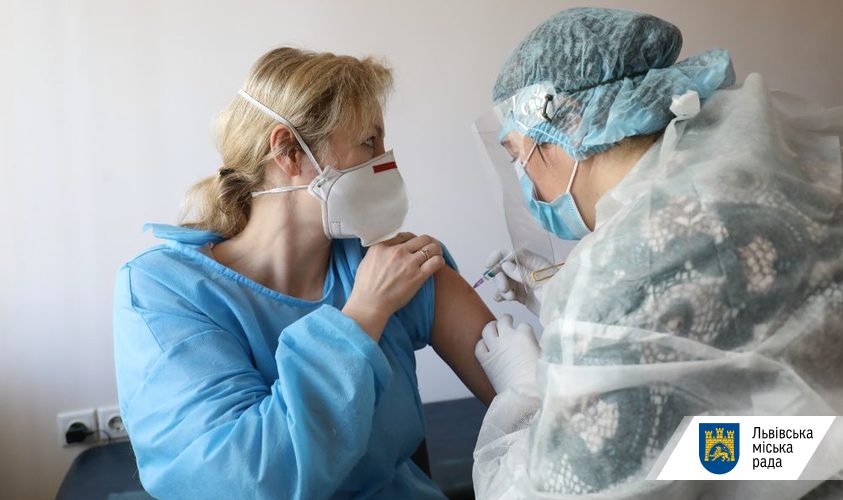 Сьогодні в лікарні швидкої допомоги Львова вакцинують від COVID 80 медиків