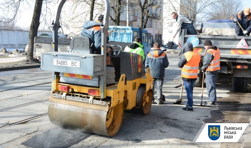 Сьогодні і завтра гостроаварійні ями на вулицях Львова ліквідовують гарячим асфальтом